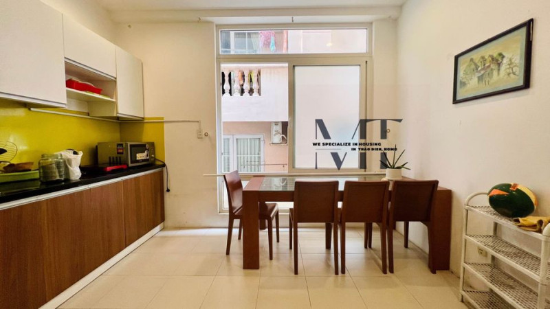 Open-Plan Studio with Natural Light