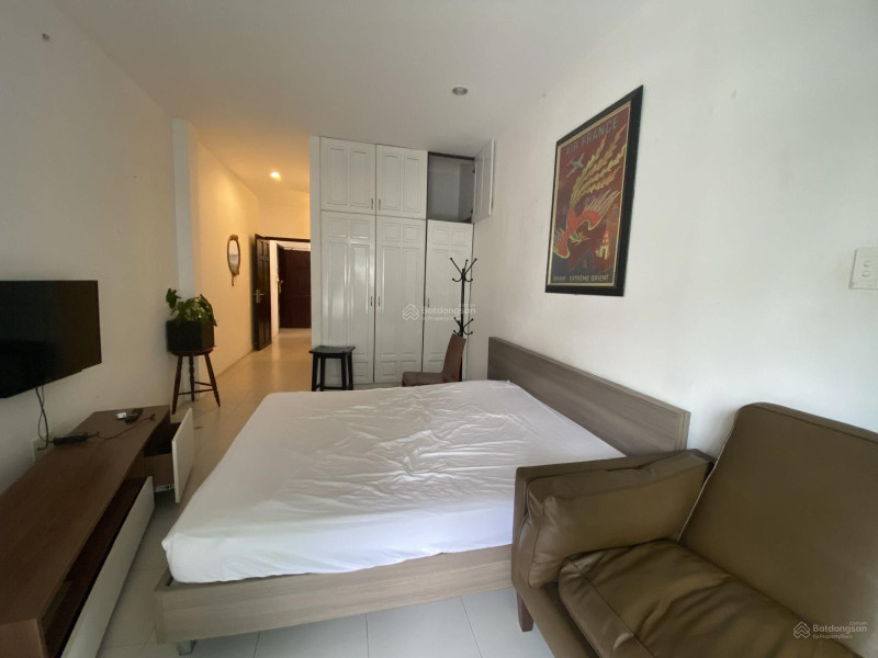 Open-Plan Studio with Natural Light