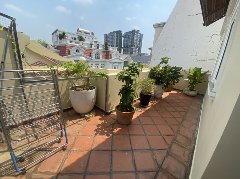 A Quietly Stylish Studio Home got Big balcony